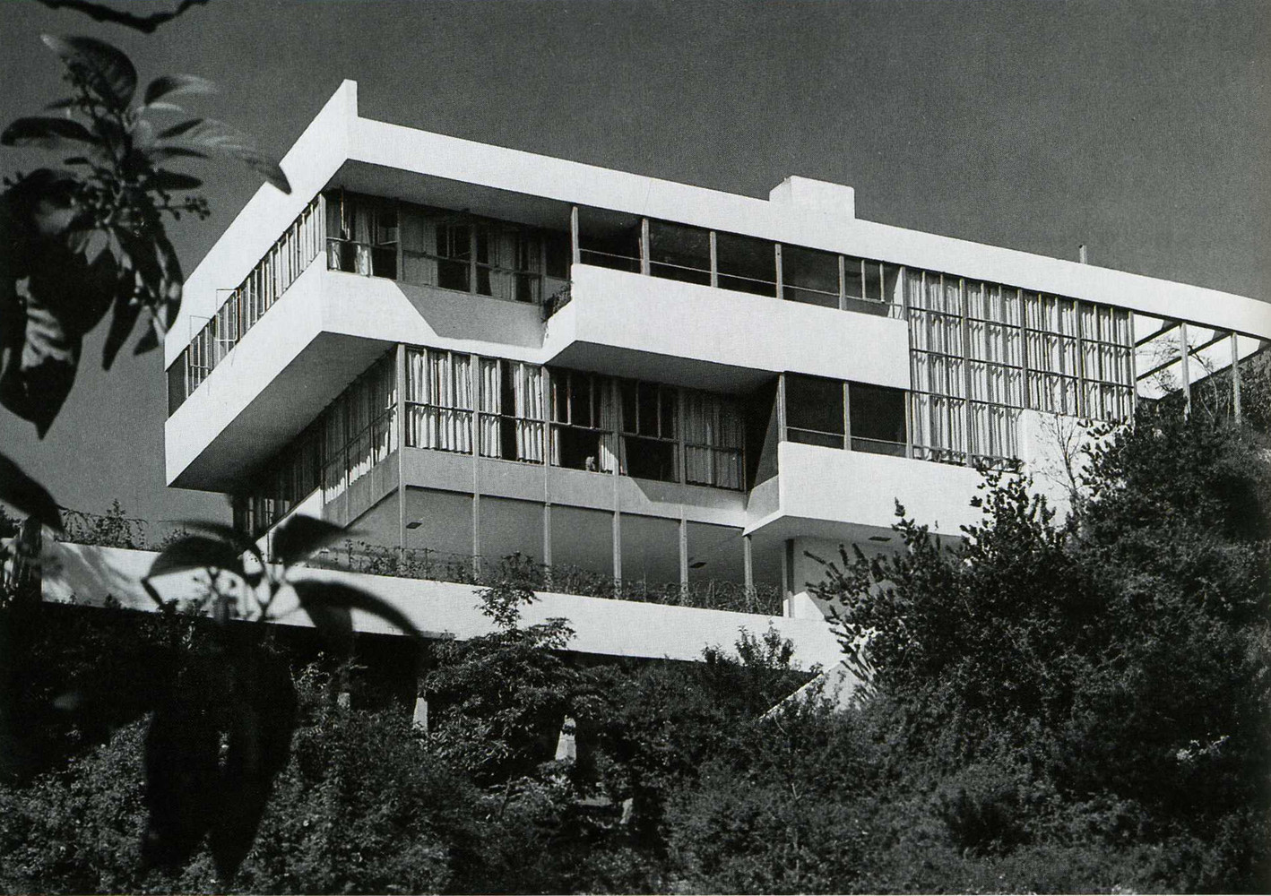 INTERNATIONAL STYLE